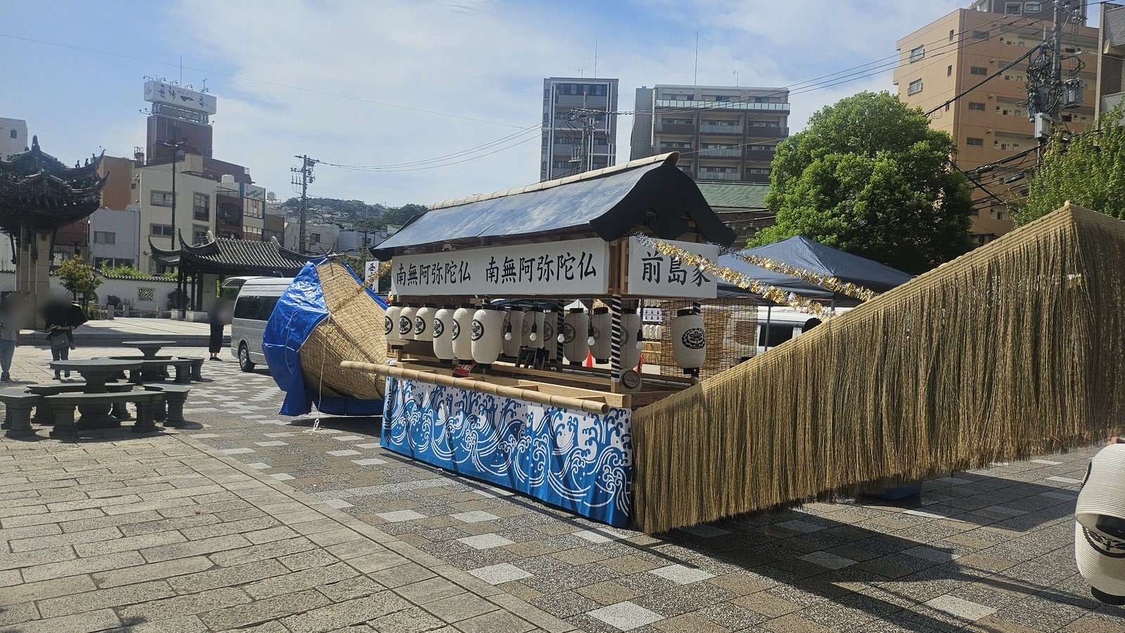 中華風の東屋と精霊船