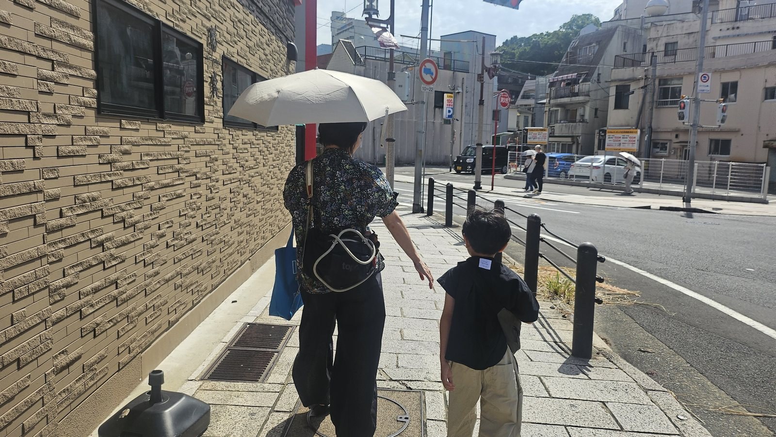 歩道を歩く