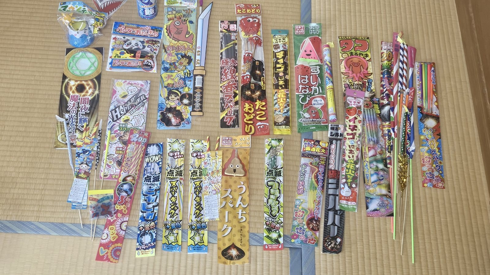 畳に並べた花火