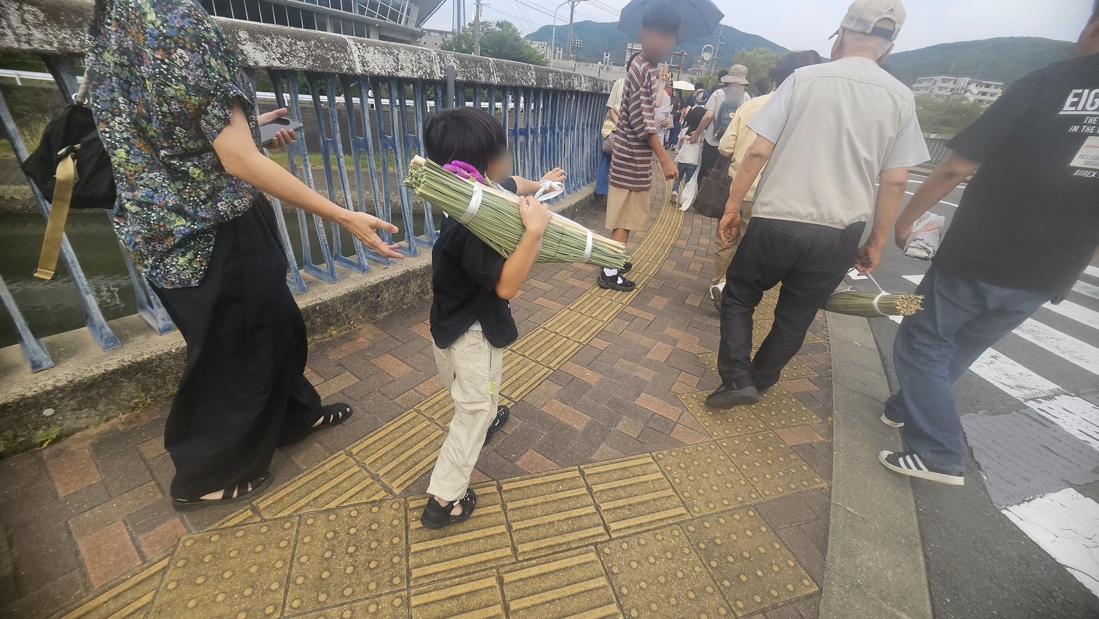 こもを抱えて歩く
