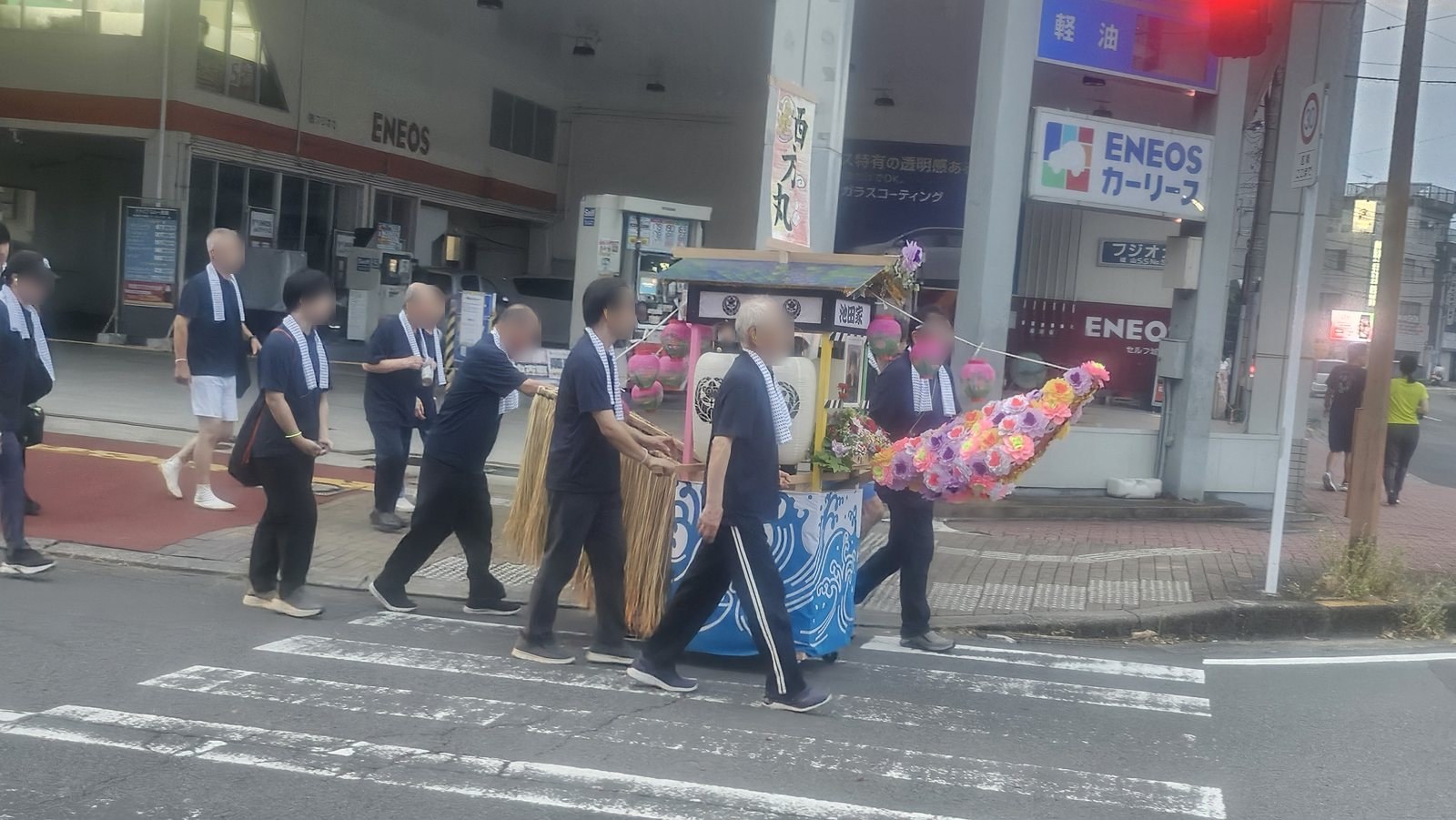 揃いのシャツで曳きます