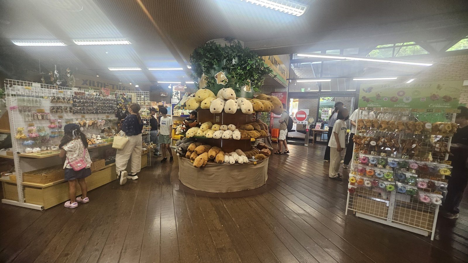 売店「メルカドプリメラ」。中央はカピバラのぬいぐるみです